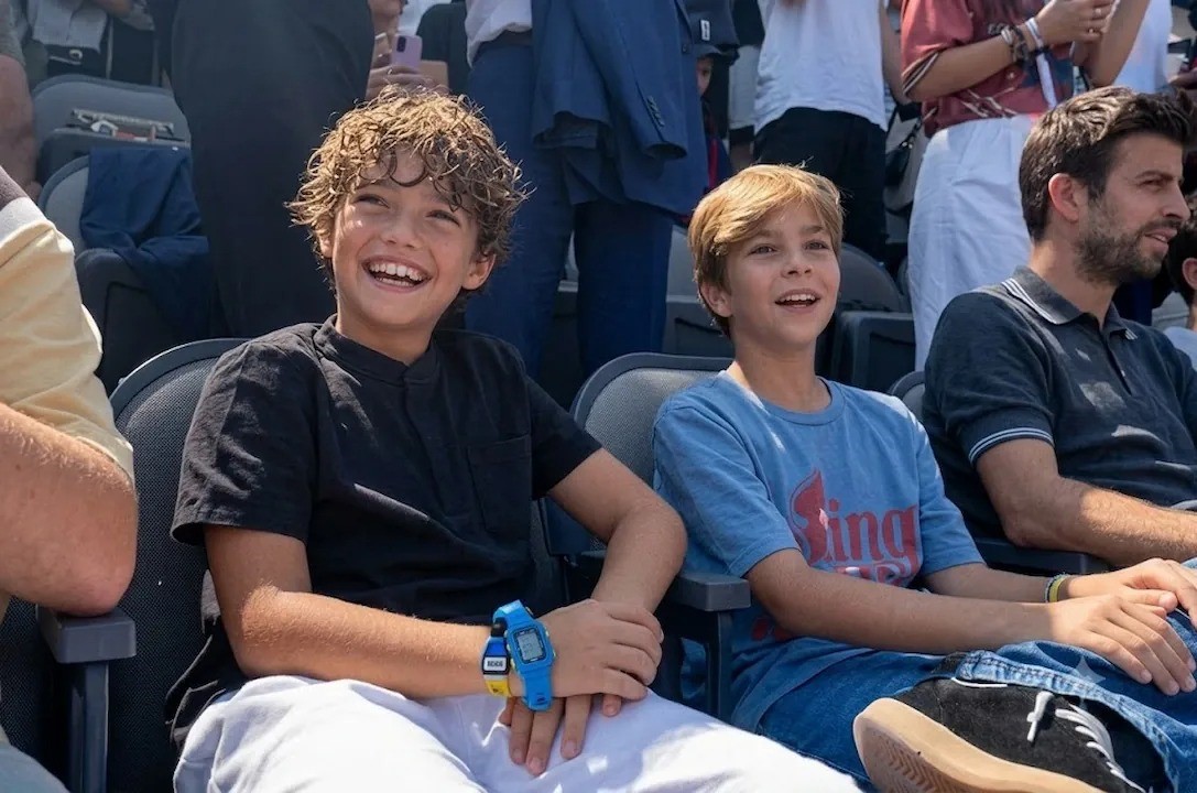 Piqué y sus hijos en show de medio tiempo de shakira