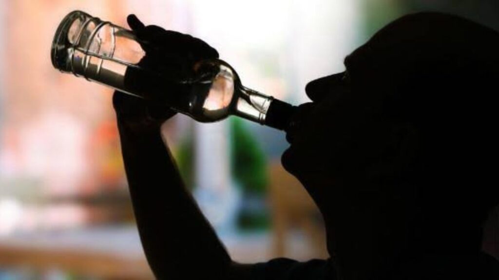 Persona tomando bebida alcohólica (Imagen de referencia).
