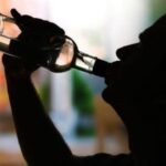 Persona tomando bebida alcohólica (Imagen de referencia).
