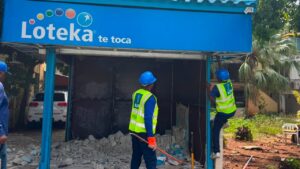 Alcaldía del DN retira dos bancas irregulares en la Jiménez Moya.