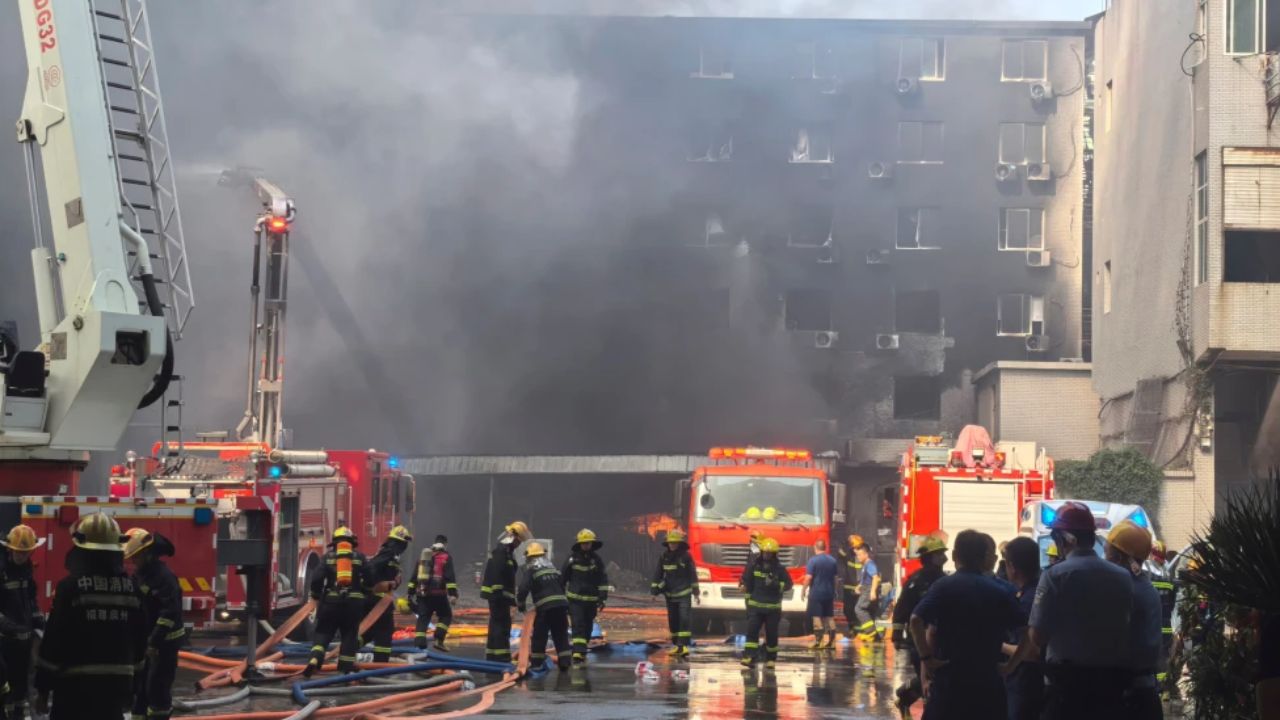 Fábrica de calzado incendiada en la provincia oriental china de Fujian.