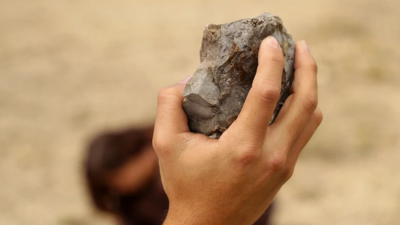 Hombre con piedra en mano (Imagen de referencia).