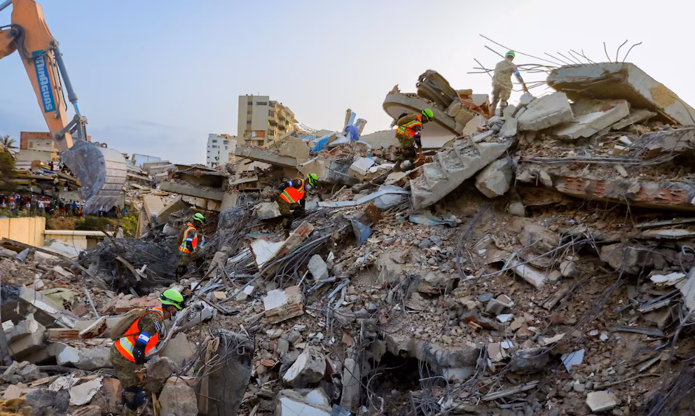 Equipos de rescate de El Salvador trabajaron entre los escombros en la zona costera de Venezuela, donde la cifra de muertos por los terremotos asciende a 4,829 (Cortesía: Secretaría de Prensa).