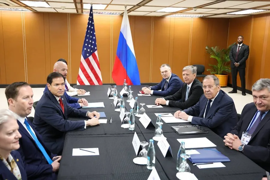Los jefes de la diplomacia de Estados Unidos y Rusia, Marco Rubio (3i) y Serguéi Lavrov (2d), respectivamente, este jueves en Manila. EFE/ Ministerio de Exteriores Ruso.