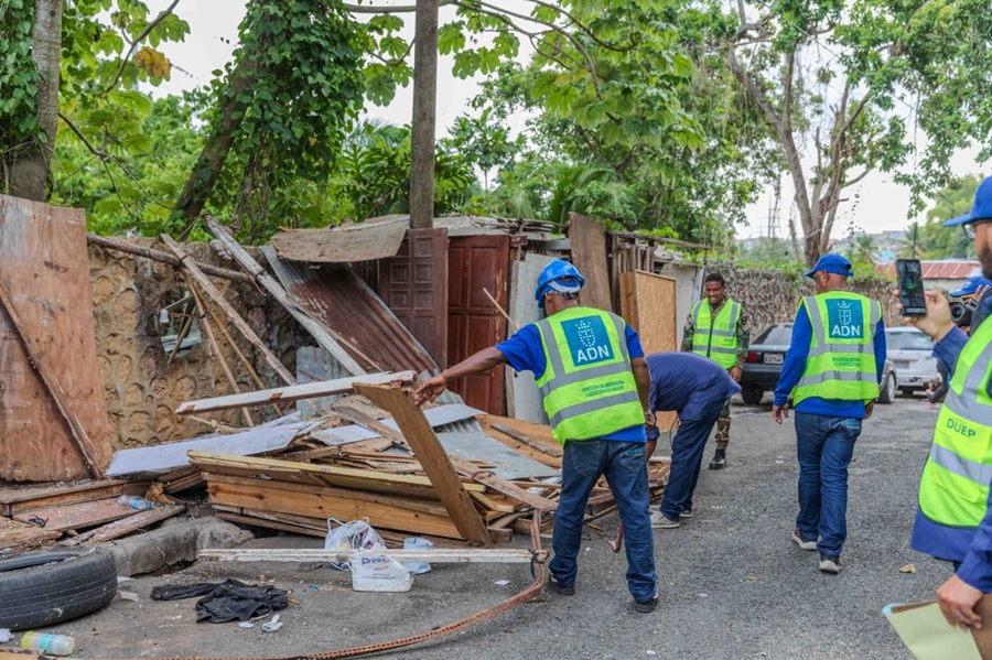 Alcaldía del DN recupera aceras en Arroyo Hondo