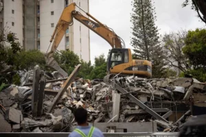 Fotografía de archivo de maquinaria pesada retirando escombros de un edificio afectado por los terremotos, en Caracas (Venezuela). EFE/ Ronald Peña R.