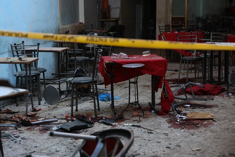 Escenario de la explosión registrada el 2 de julio en el centro de Damasco, una cafetería próxima al Palacio de Justicia. EFE/EPA/Mohamed Al Rifa.