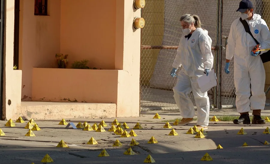 Fotografía de archivo de peritos forenses recaban información en la zona de un asesinato en Sinaloa. EFE/Juan Carlos Cruz.