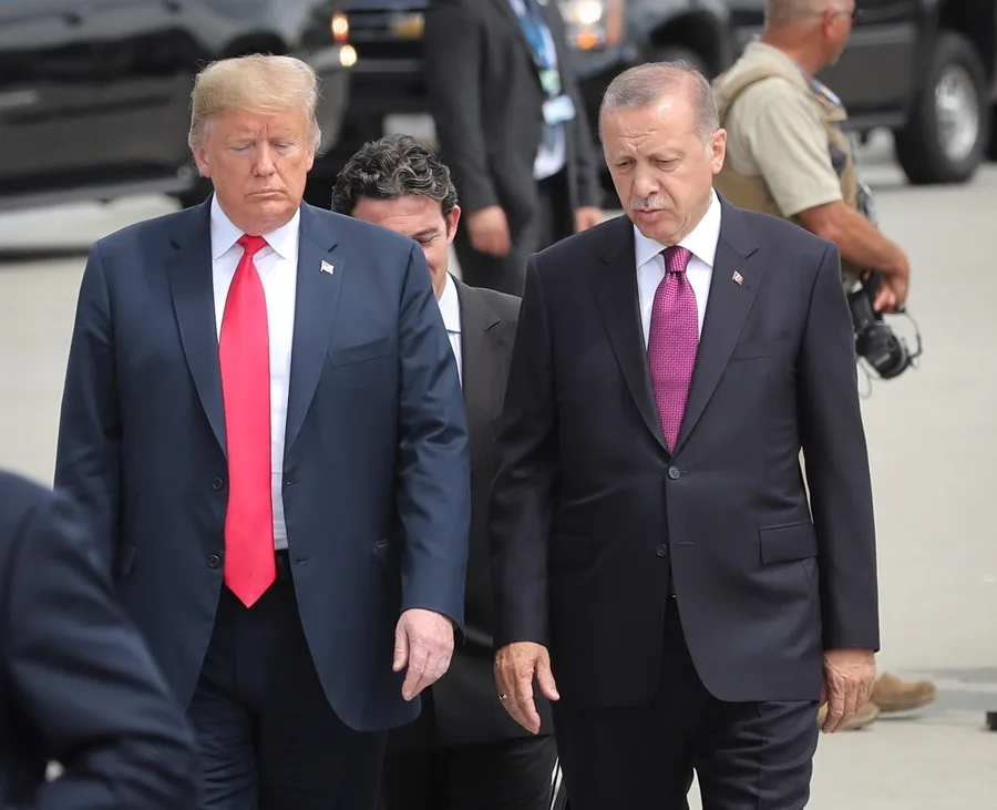 Imagen de archivo del presidente estadounidense Donald J. Trump con el presidente turco Recep Tayyip Erdogan, en la cumbre de jefes de estado de la OTAN celebrada en Bruselas en 2018. EFE/Olivier Hoslet.