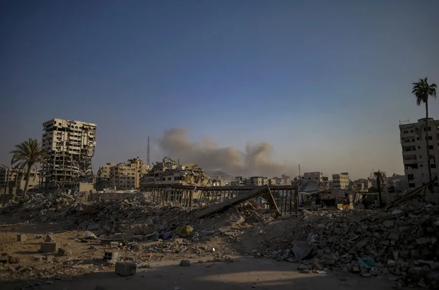 Una columna de humo tras un ataque de Israel sobre la Franja de Gaza. EFE/Mohammed Saber/ Archivo.