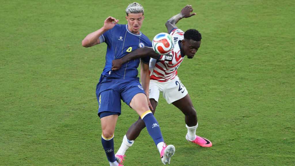 USA gana a pesar de tarjeta roja