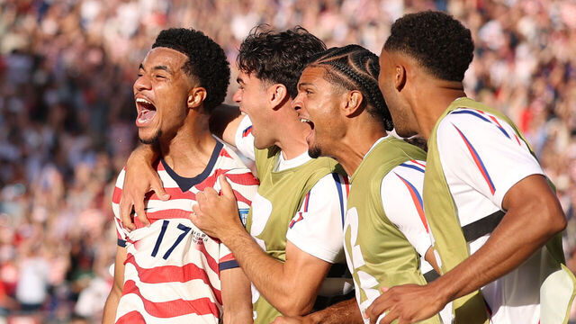 USA gana a pesar de tarjeta roja