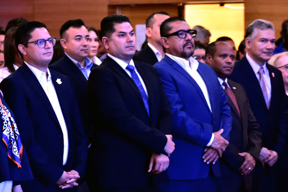 Armando Bruni, presidente del COES, y René Martínez, titular del INDES, durante la ceremonia de entrega del pabellón nacional a la delegación salvadoreña (Infobae Centroamérica/Emerson Del Cid).