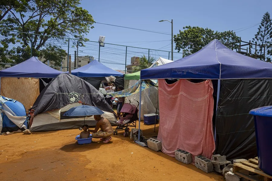 Personas afectadas por los terremotos en Venezuela en un refugio en Catia La Mar, La Guaira (Venezuela). EFE/ Miguel Gutiérrez.