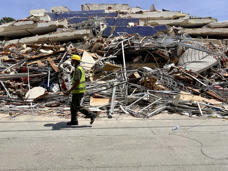 Un hombre camina frente a escombros de una edificación derrumbada por terremotos en La Guaira (Venezuela). EFE/ Xaume Olleros.