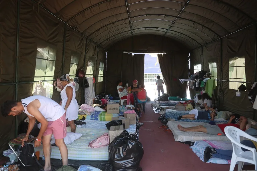 Personas afectadas por los terremotos descansan en un polideportivo habilitado como refugio en La Guaira, Venezuela. EFE/ Miguel Gutiérrez.