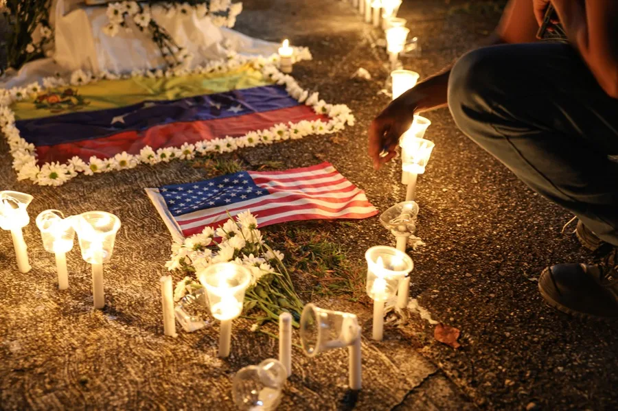 Velas encendidas durante vigilia frente a la embajada de Estados Unidos en Caracas por las víctimas del terremoto. EFE/ Magda Gibelli.