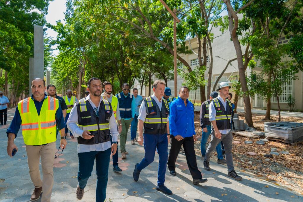 Ministro de Vivienda, Hábitat y Edificaciones (MIVHED), Víctor -Ito- Bisonó junto a José P. Monegro presidente del Comité Organizador de Santo Domingo 2026, realizan recorrido de supervisión.