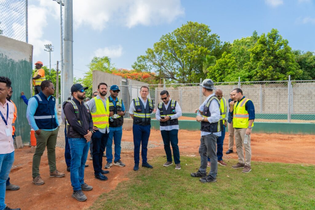 Ministro de Vivienda, Hábitat y Edificaciones (MIVHED), Víctor -Ito- Bisonó junto a José P. Monegro presidente del Comité Organizador de Santo Domingo 2026, realizan recorrido de supervisión.