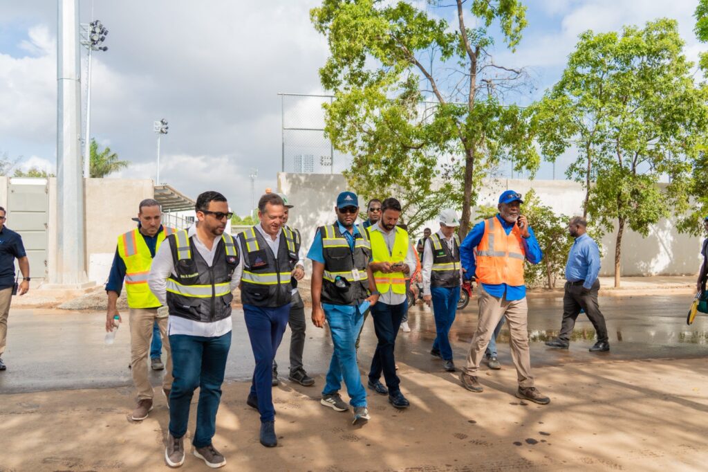 Ministro de Vivienda, Hábitat y Edificaciones (MIVHED), Víctor -Ito- Bisonó junto a José P. Monegro presidente del Comité Organizador de Santo Domingo 2026, realizan recorrido de supervisión.