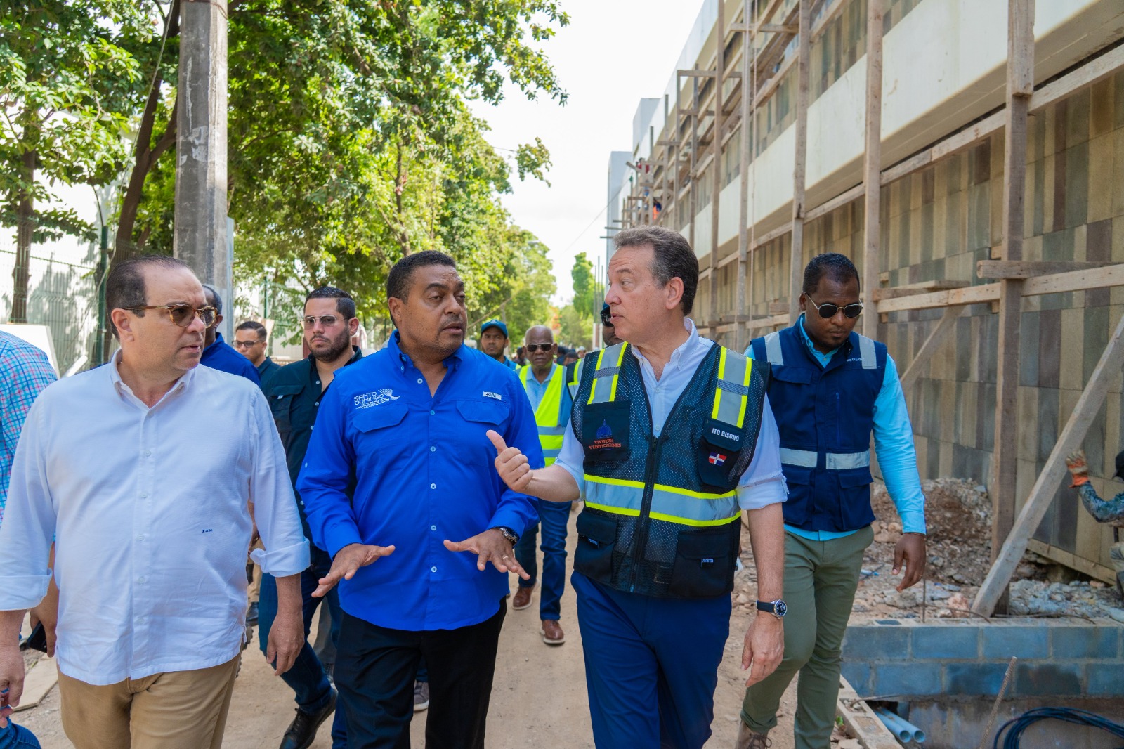 Ministro de Vivienda, Hábitat y Edificaciones (MIVHED), Víctor -Ito- Bisonó junto a José P. Monegro presidente del Comité Organizador de Santo Domingo 2026, realizan recorrido de supervisión.