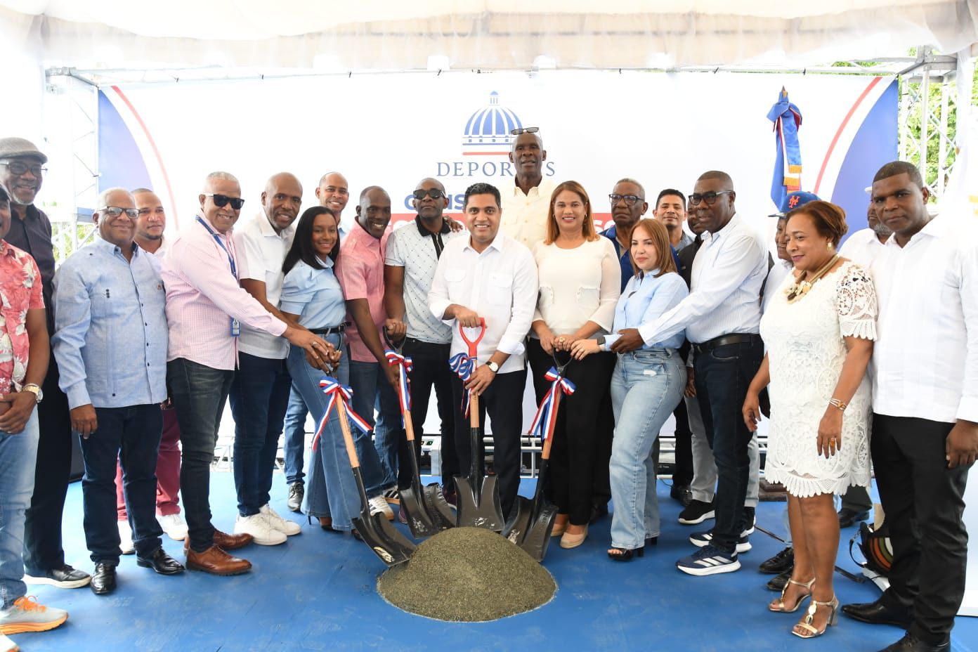 El ministro de Deportes y Recreación, Kelvin Cruz, encabezó este jueves el inicio de la construcción de un techado multiuso en el municipio de Villa Hermosa, provincia La Romana.