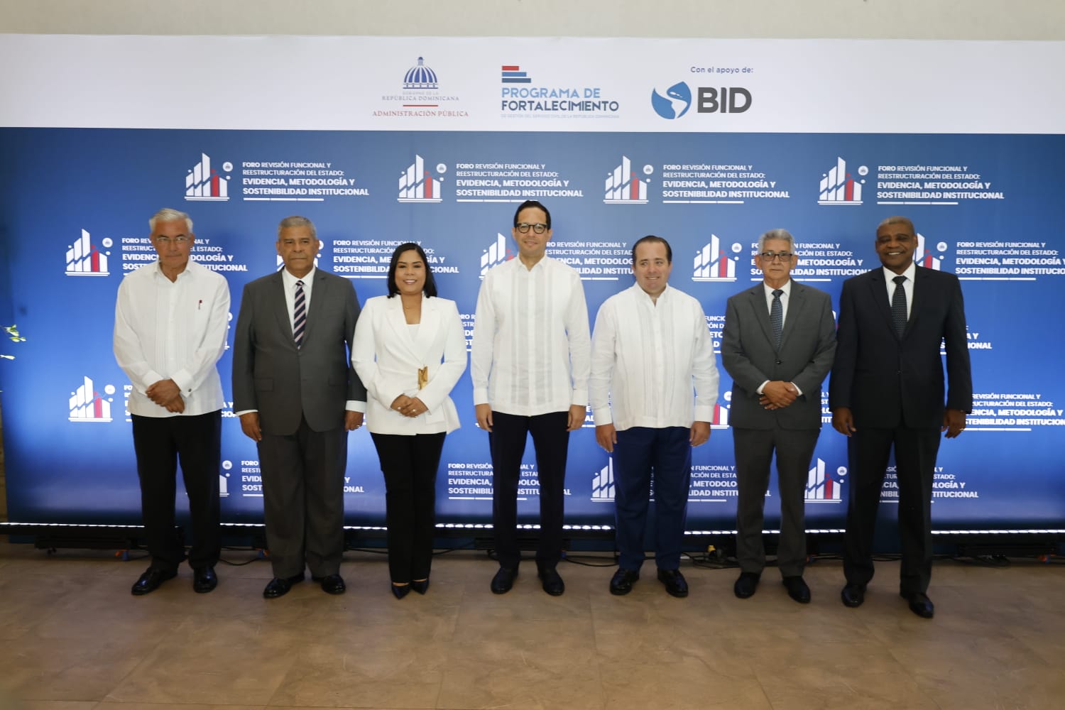 Al centro el ministro de la Administración Pública, Sigmund Freund; Junto al ministro de la Presidencia, José Ignacio Paliza; emtre otras personalidades.