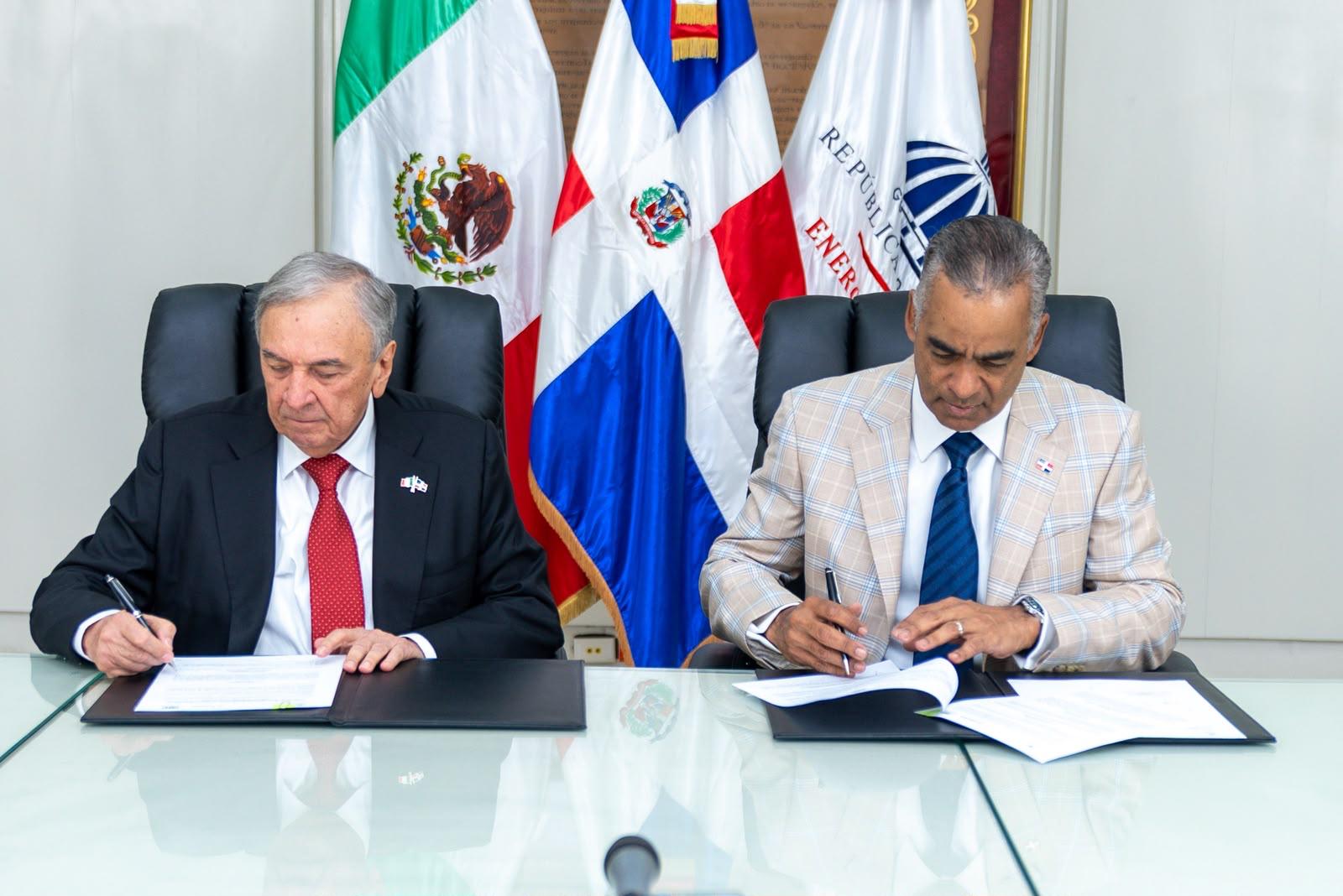 El ministro Joel Santos y el embajador de México en República Dominicana, Carlos Miguel Aysa, durante la firma del acuerdo.