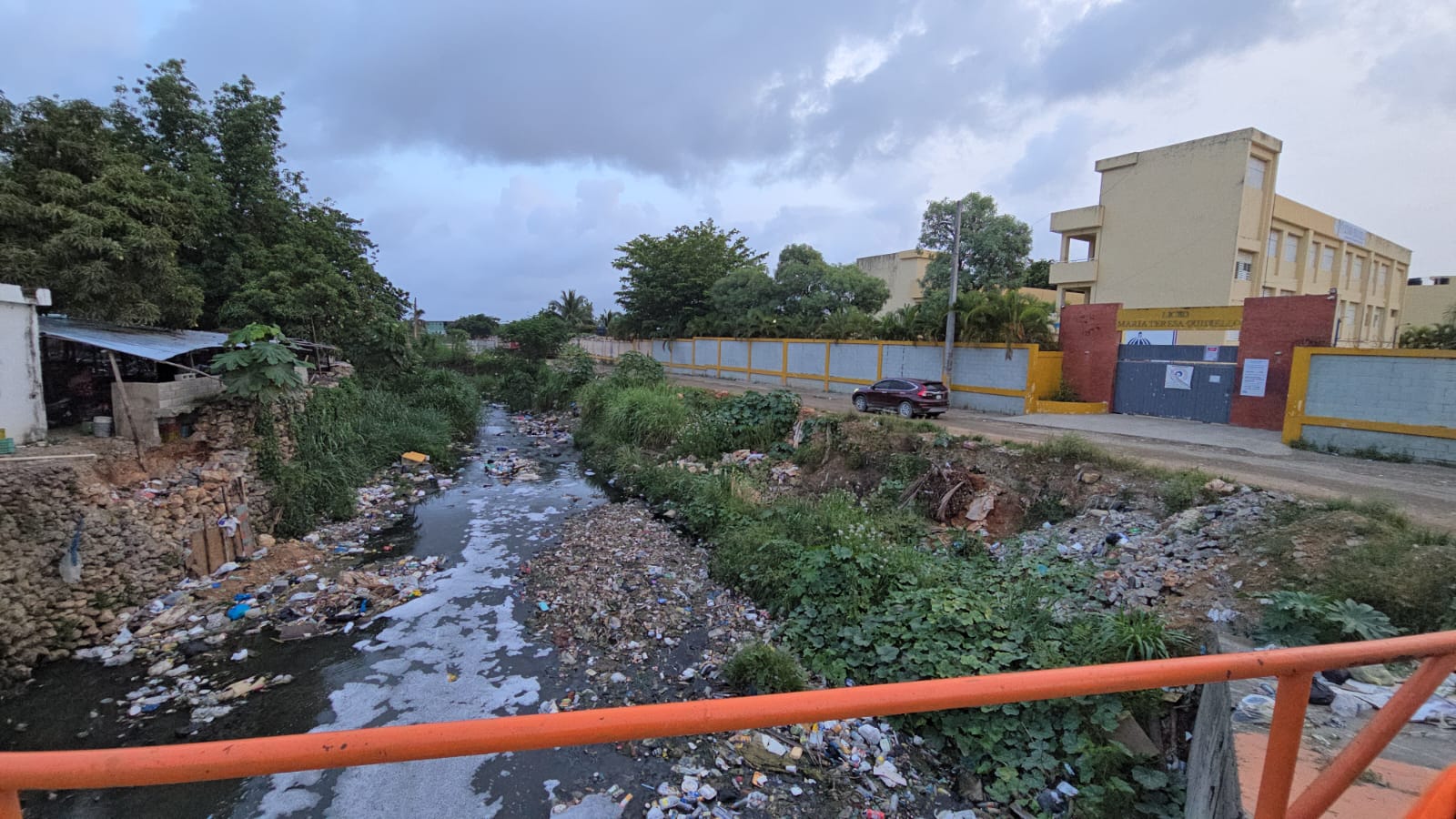 Cañada frente a la escuela Maria Teresa Quidiello del sector Canaán, SDO / Karina Jiménez