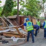 Brigadas de ADN recuperan aceras en Arroyo Hondo.