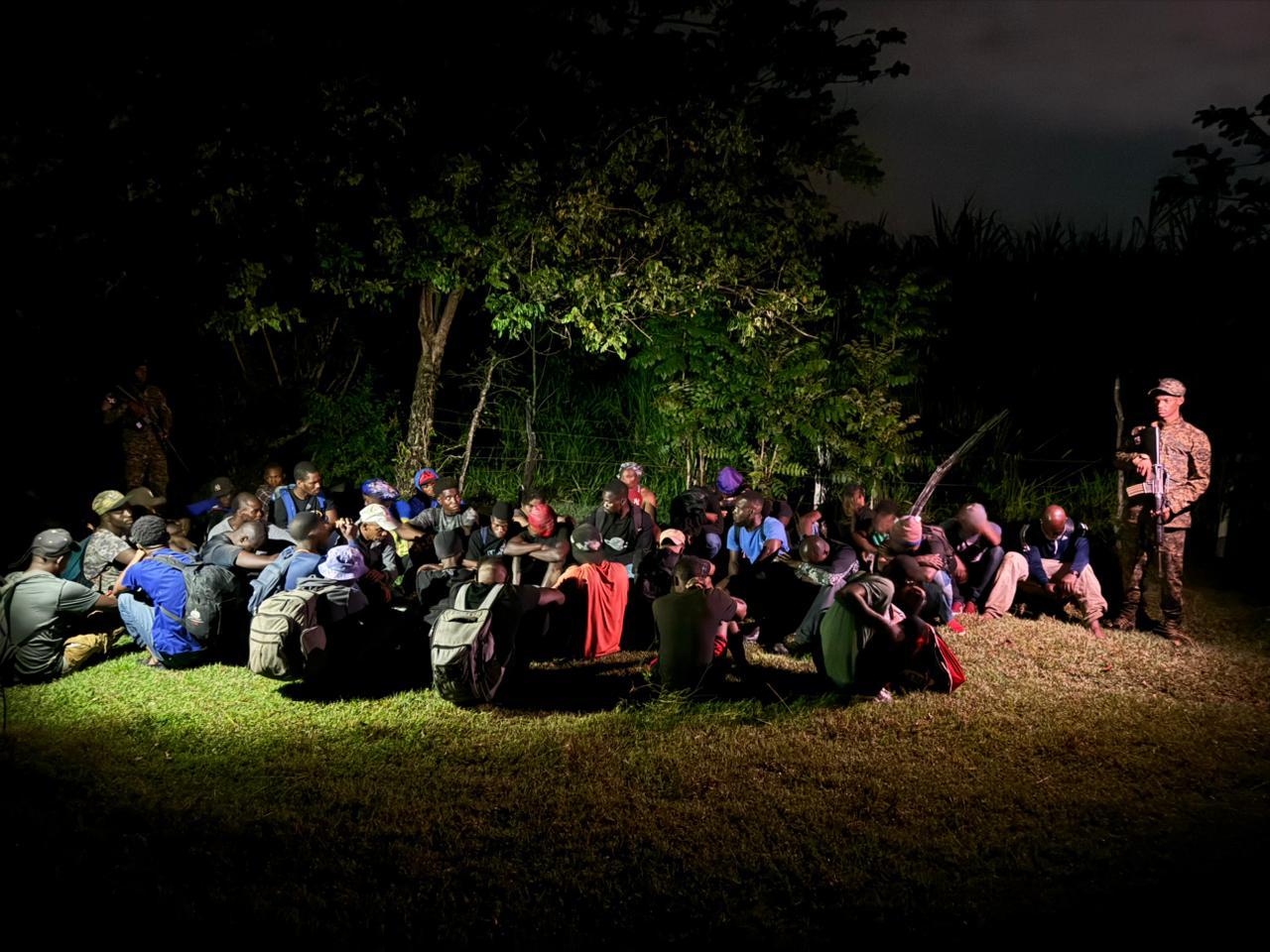 Ejército intercepta a 43 haitianos indocumentados en Dajabón.
