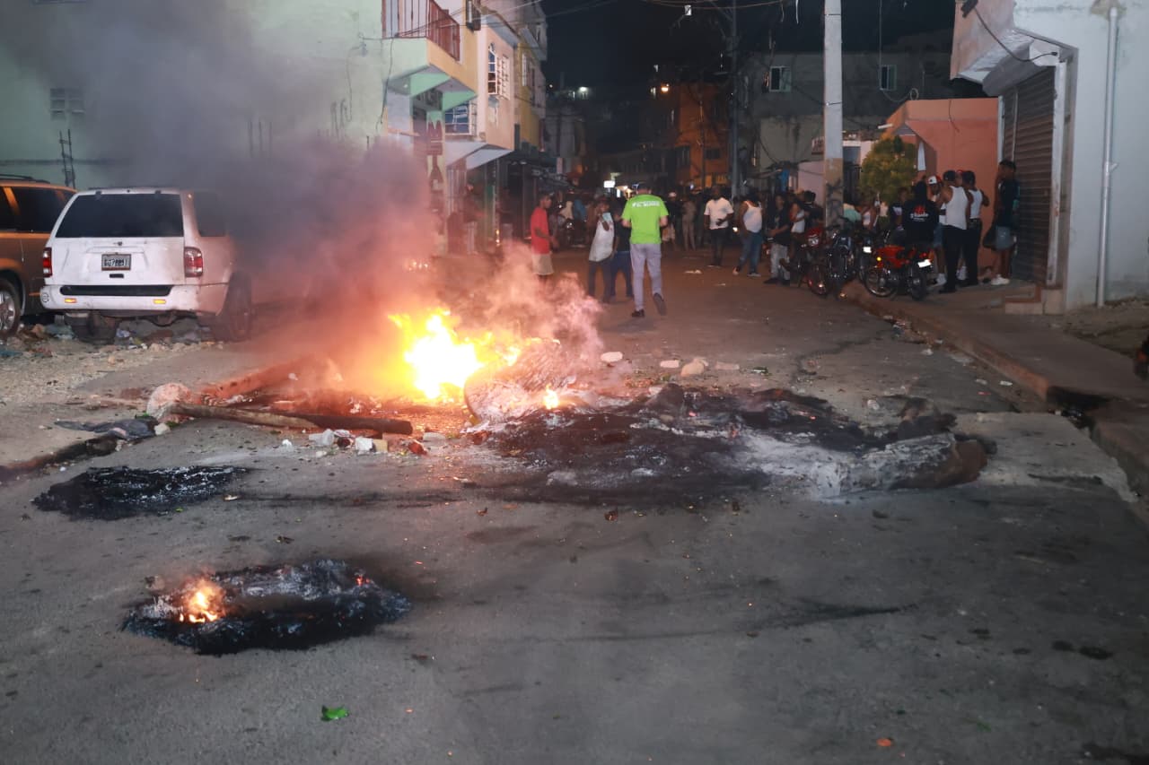 Protesta en Guajimía por muerte de joven de 19 años a manos de agente policial