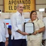 Abinader entregó este sábado 400 certificados de títulos de propiedad a igual número de beneficiarios en el municipio de Pepillo Salcedo
