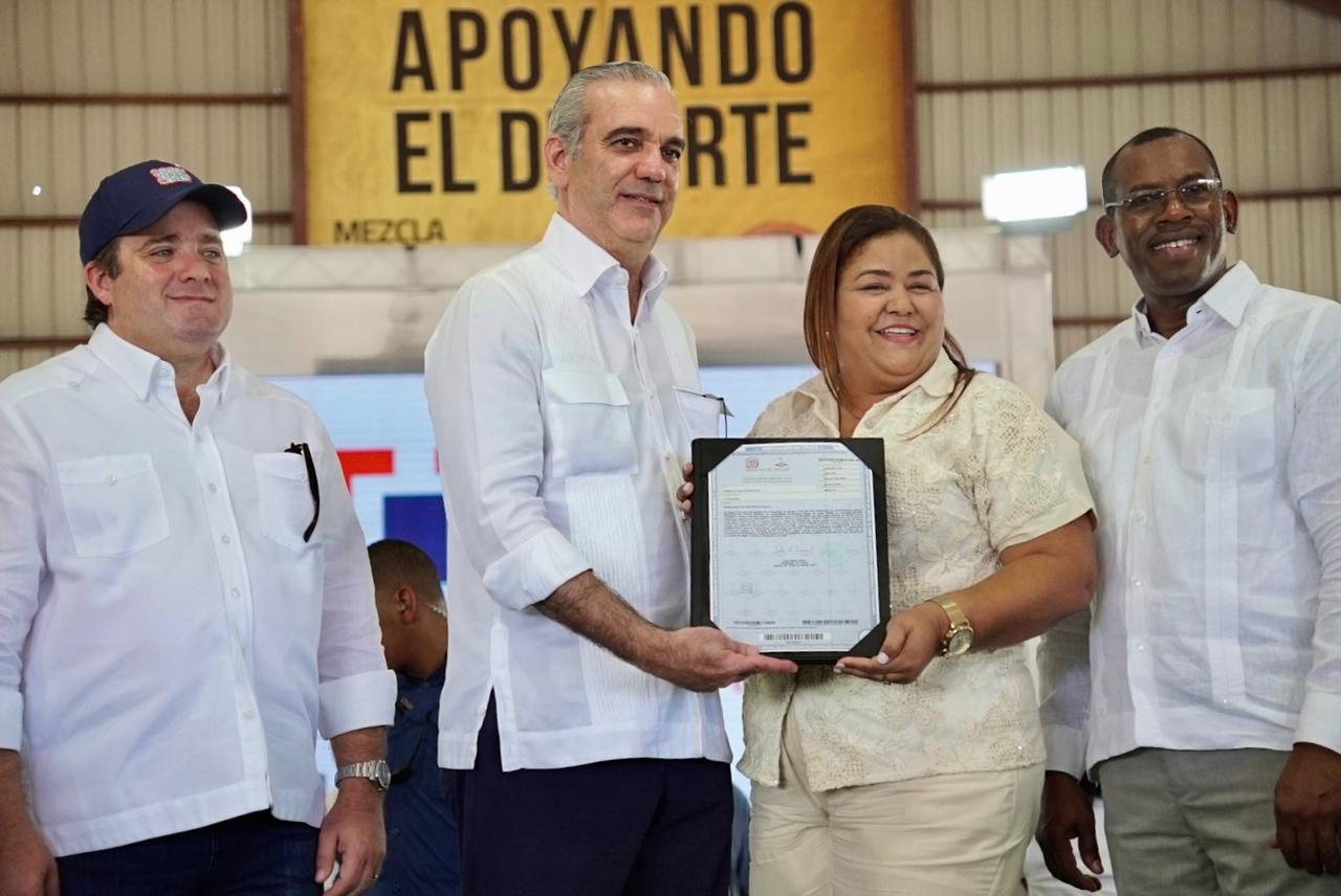 Abinader entregó este sábado 400 certificados de títulos de propiedad a igual número de beneficiarios en el municipio de Pepillo Salcedo