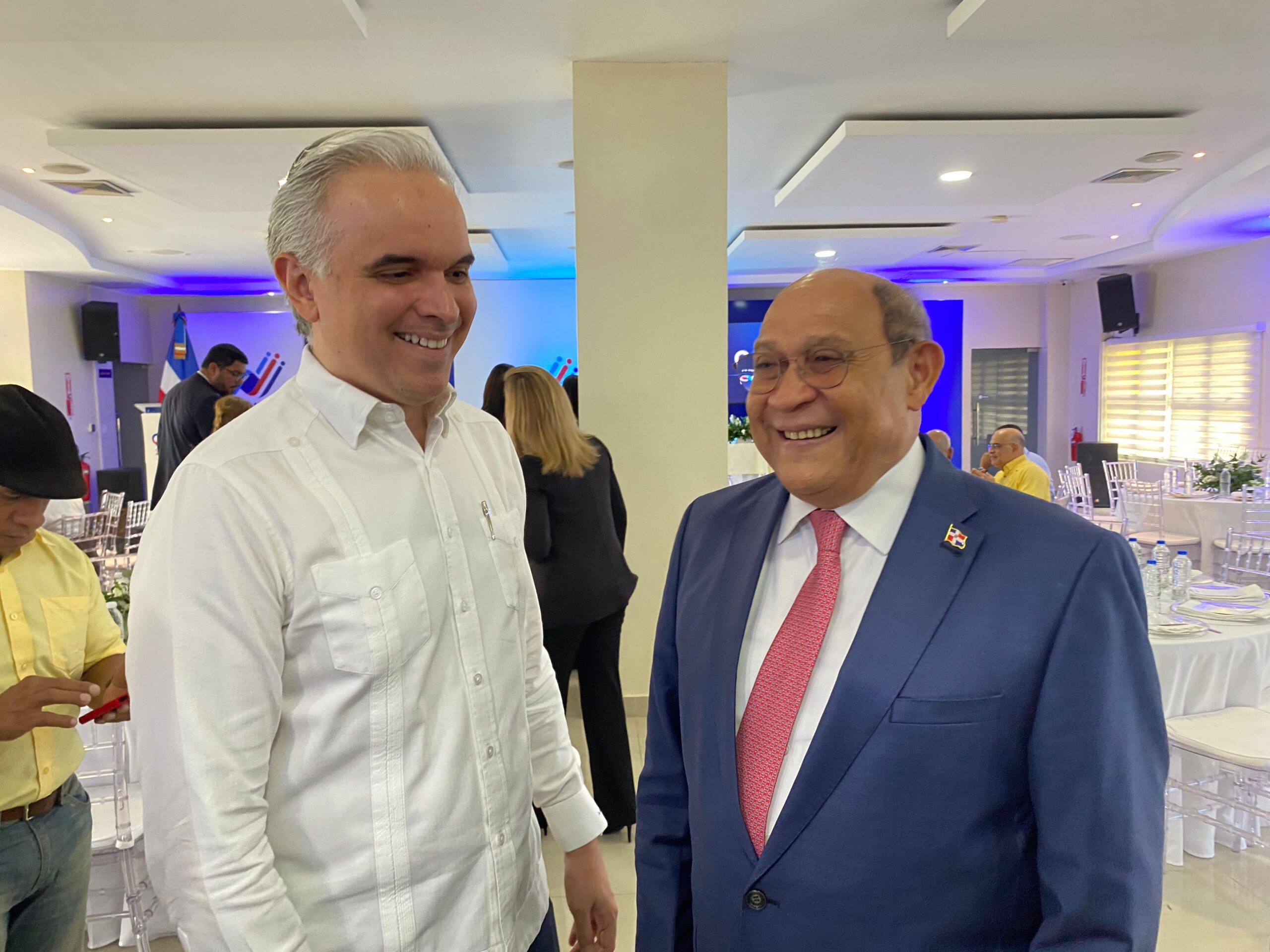 Ministro Luis Miguel de Camps junto a su homólogo Rafael Santos Badia.
