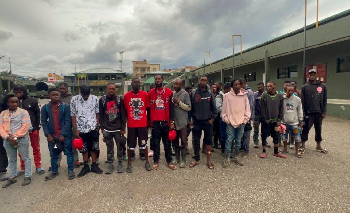 Indocumentados detenidos durante operativos en Constanza.