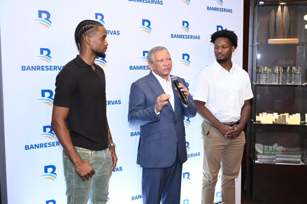 Leonardo Aguilera, presidente ejecutivo de Banreservas, habla junto a los baloncestistas Jean Montero y Andrés Feliz, embajadores de la entidad financiera.