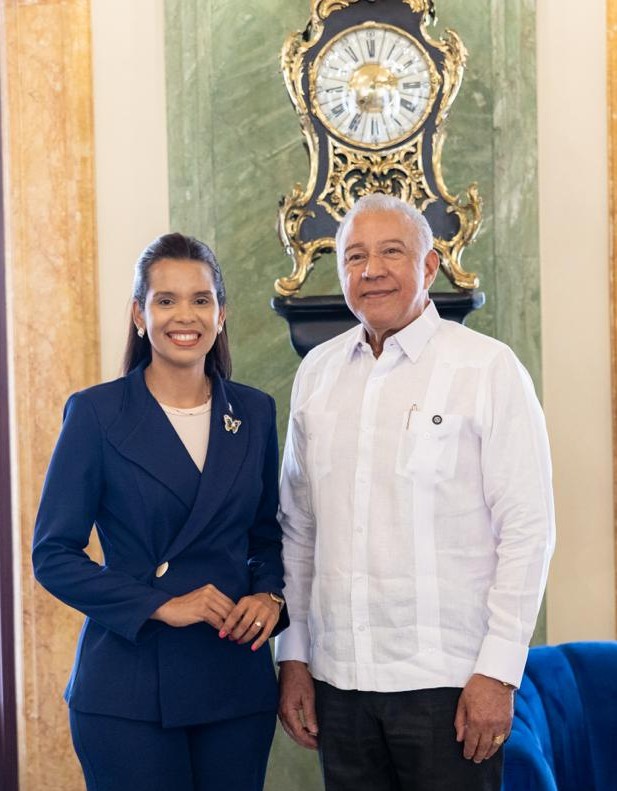 Patricia Núñez, presidenta del Comité Organizador TBS Femenino 2026, y Andrés Bautista, ministro Administrativo de la Presidencia.
