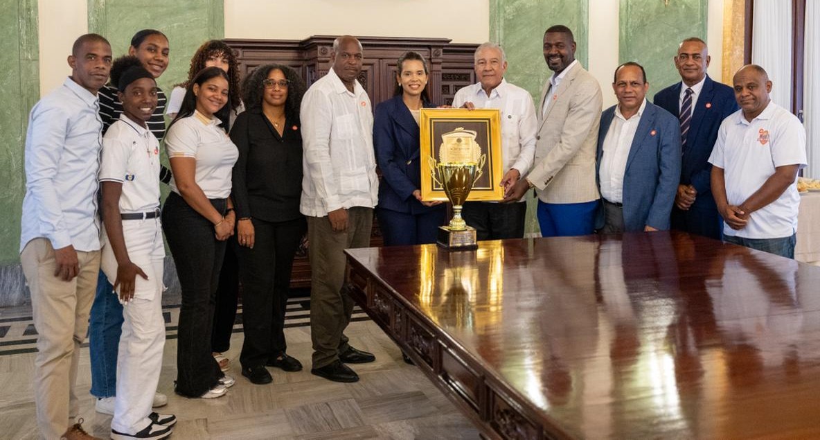 La diputada Patricia Núñez entrega una placa de reconocimiento al ministro Andrés Bautista, junto a William Cabral Lugo, presidente de Abasado.