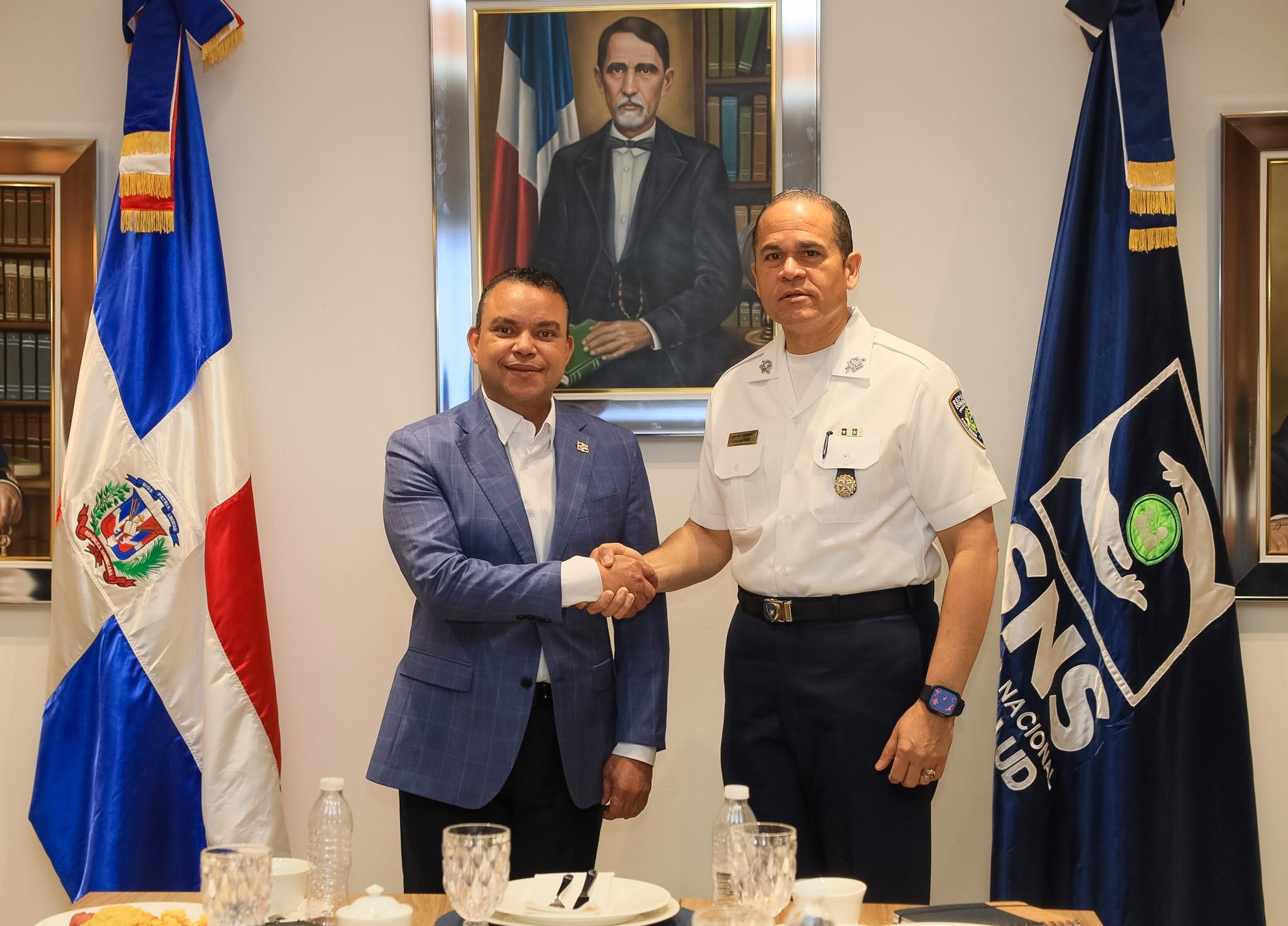 El director del SNS, Julio Landrón, y el director general de la Policía Nacional, Andrés Modesto Cruz Cruz.