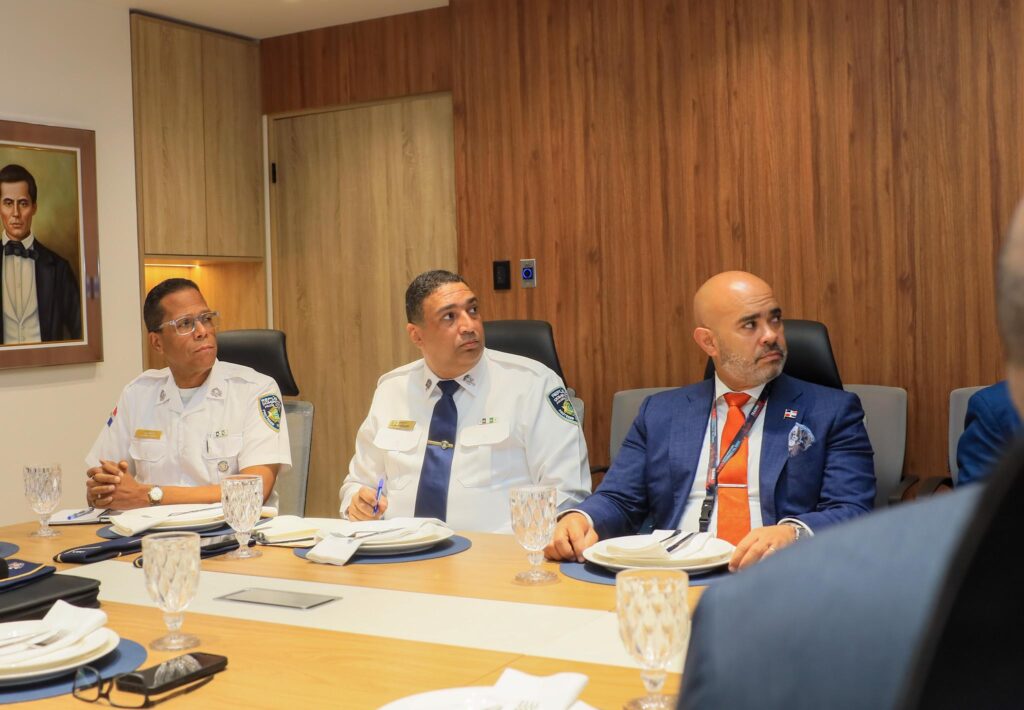 El director del SNS, Julio Landrón, y el director general de la Policía Nacional, Andrés Modesto Cruz Cruz.