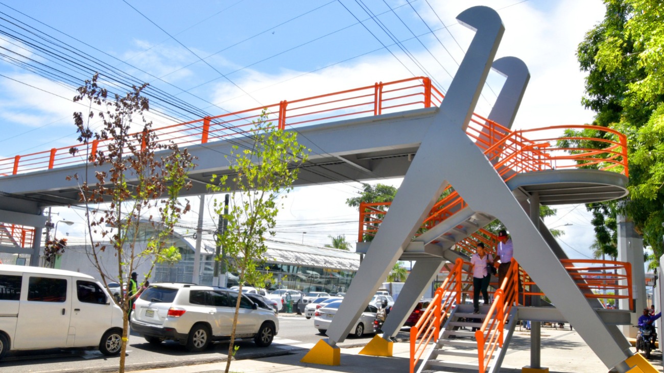 Obras Públicas habilita puente peatonal en la Ortega y Gasset