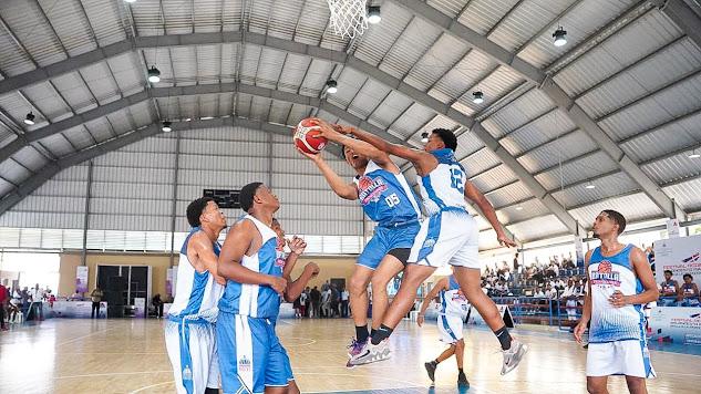 Acción en uno de los partidos disputados en el Torneo de Baloncesto Batallas de las Promociones.