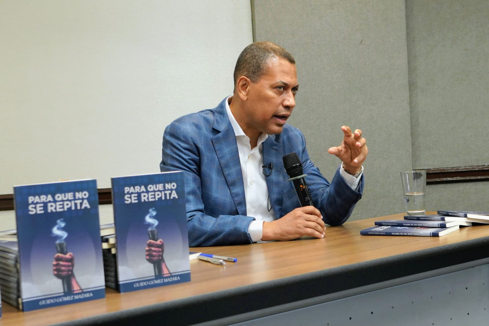 El abogado, político y escritor Guido Gómez Mazara