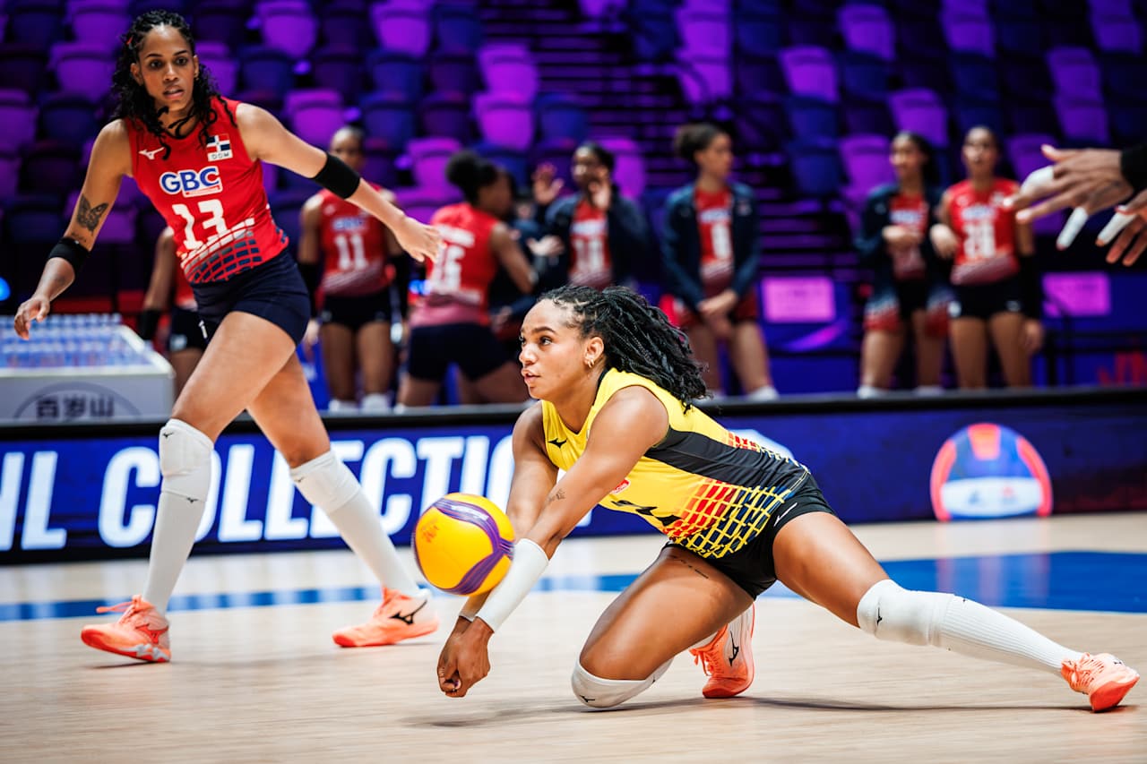 Yaneirys Rodríguez levanta una bola en el partido ante Ucrania