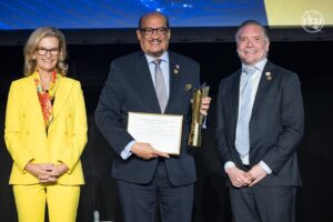 El premio fue recibido por el embajador dominicano ante la Unión Internacional de Telecomunicaciones, Iván Ogando