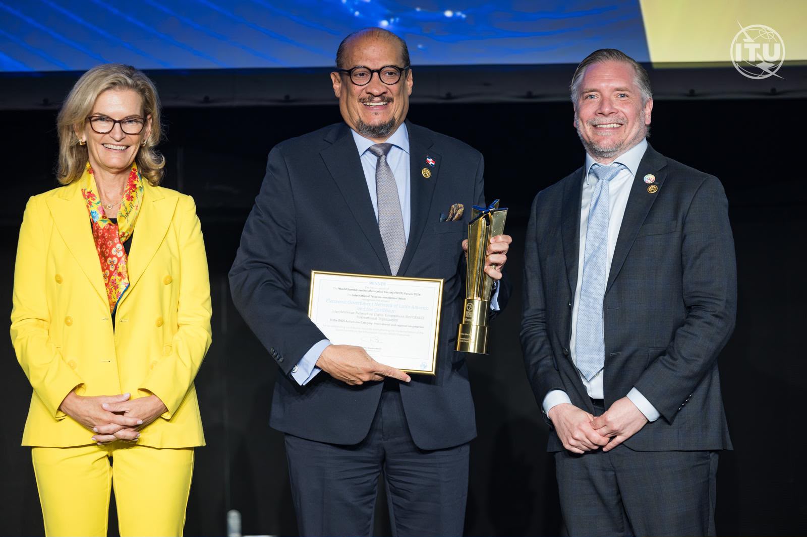El premio fue recibido por el embajador dominicano ante la Unión Internacional de Telecomunicaciones, Iván Ogando
