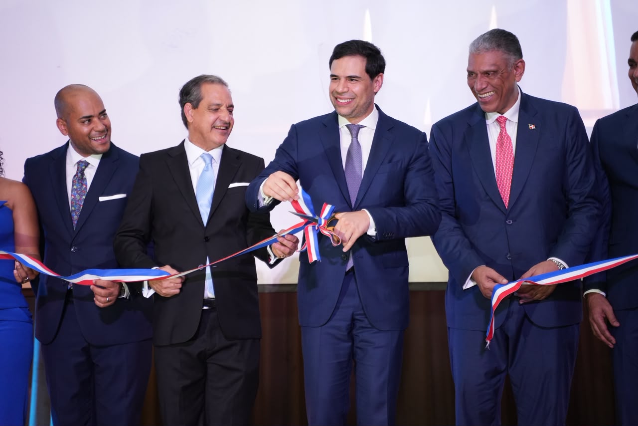 El ministro de Cultura, Roberto Ángel Salcedo durante el corte de cinta