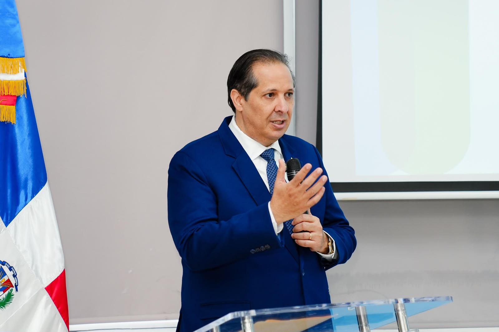 Víctor Atallah, ministro de Salud Pública.