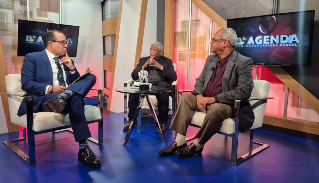 Manuel María Mercedes y el reverendo Fidel Lorenzo Merán junto a Héctor Herrera Cabral.